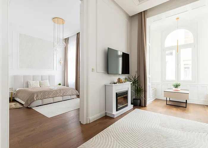 Luxurious N\' Elegant Opera Suite In The Heart Of Budapest