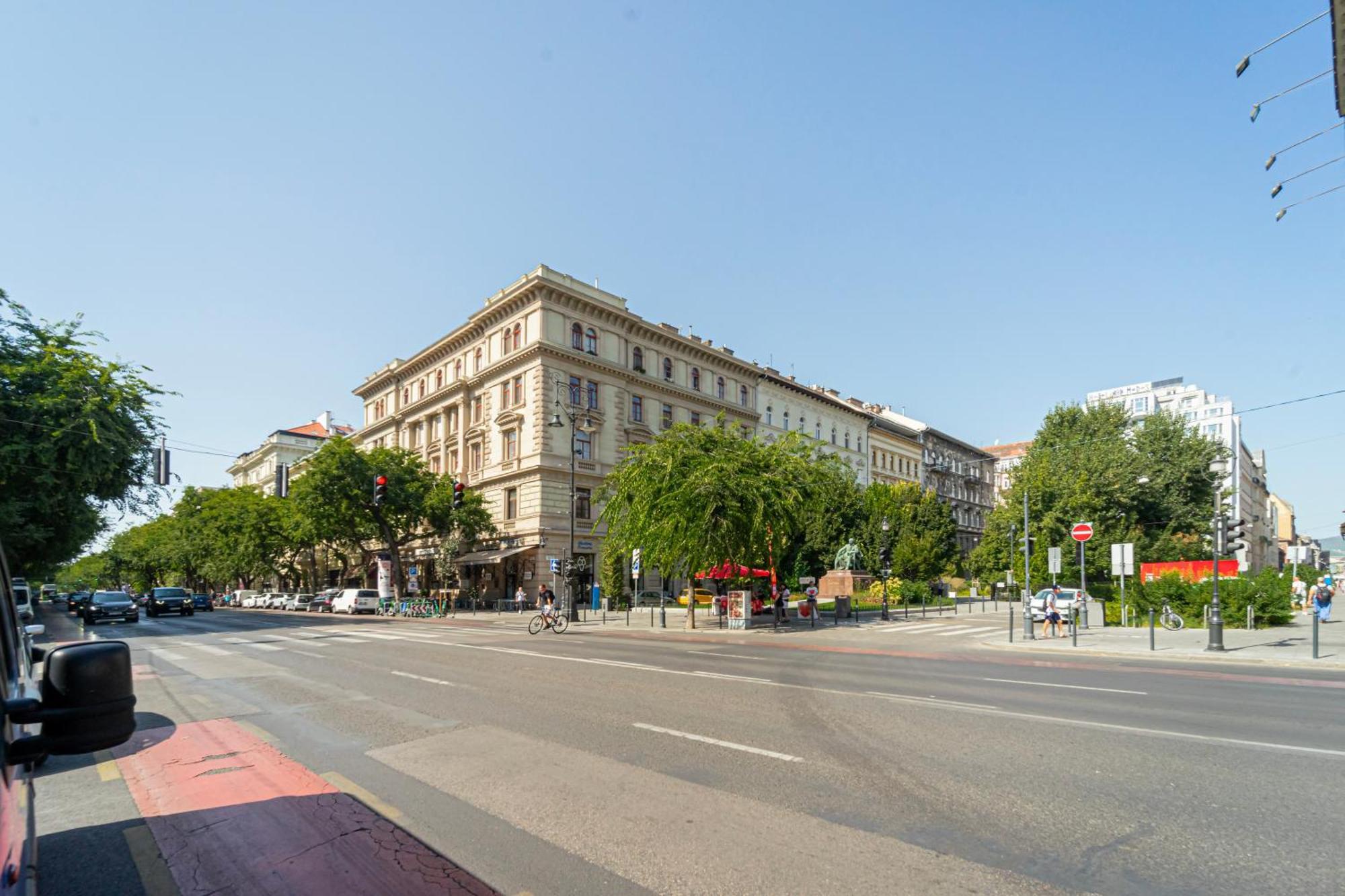 Luxurious N' Elegant Opera In The Heart Of Budapeszt
